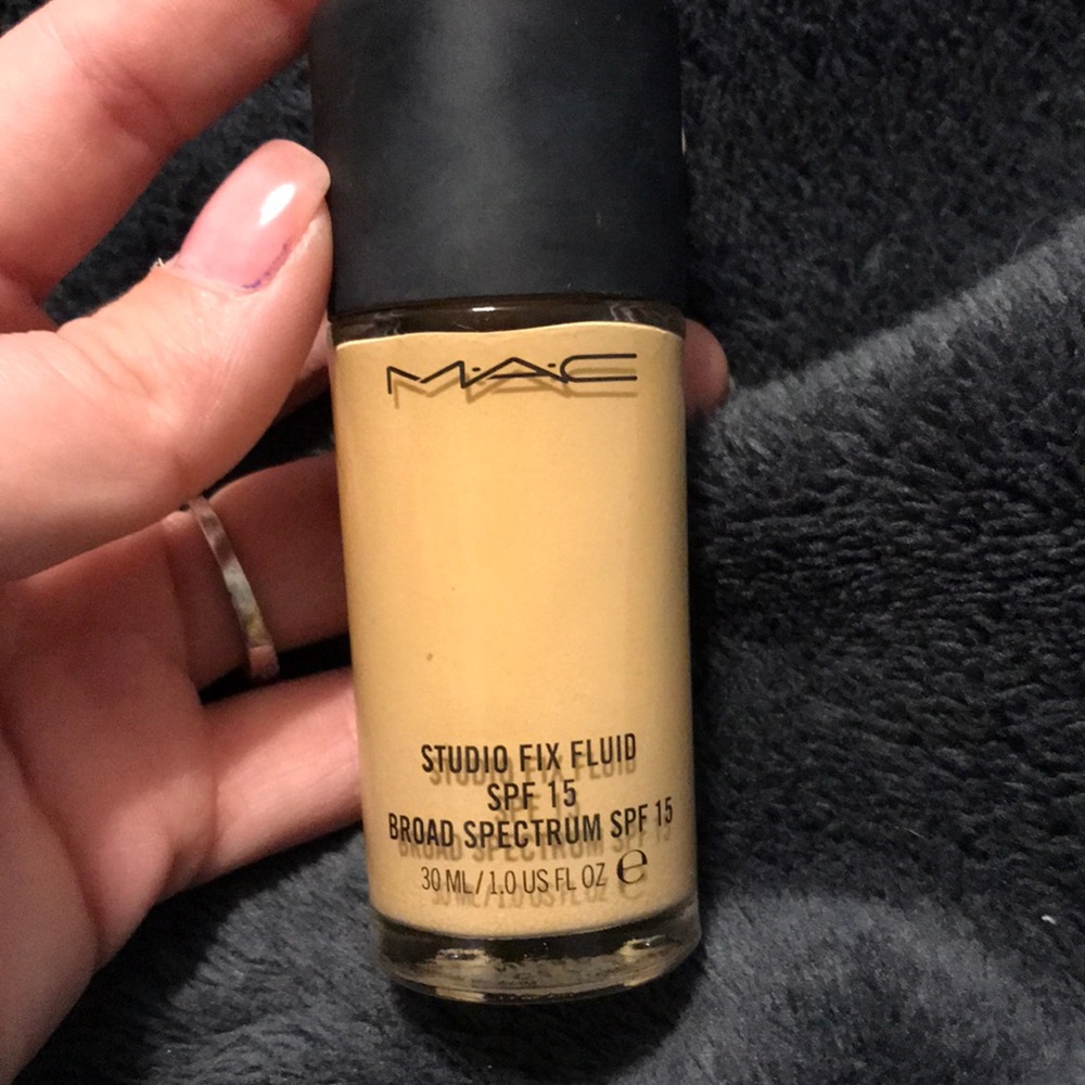 MAC studio fix fluid SPF 15 foundation Shade:NC20